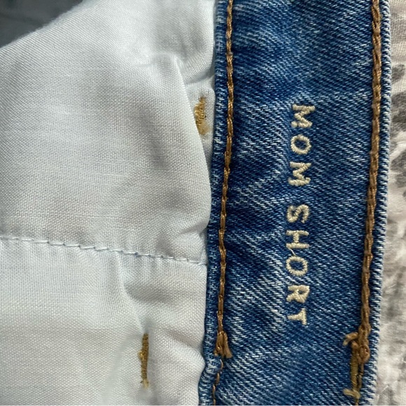 American eagle mom shorts EUC. Size 6 - Picture 3 of 3